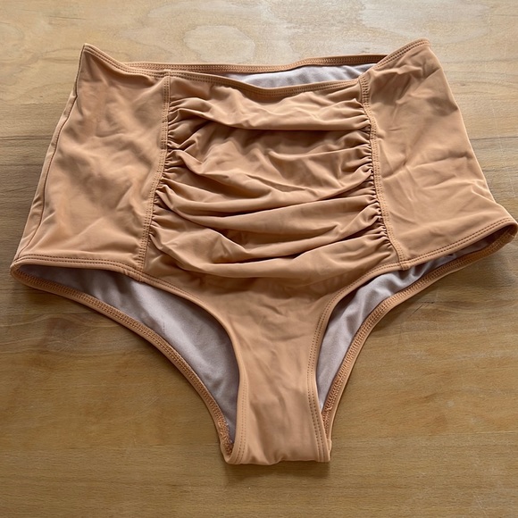 Kortni Jeane ruched bottom - Picture 1 of 4